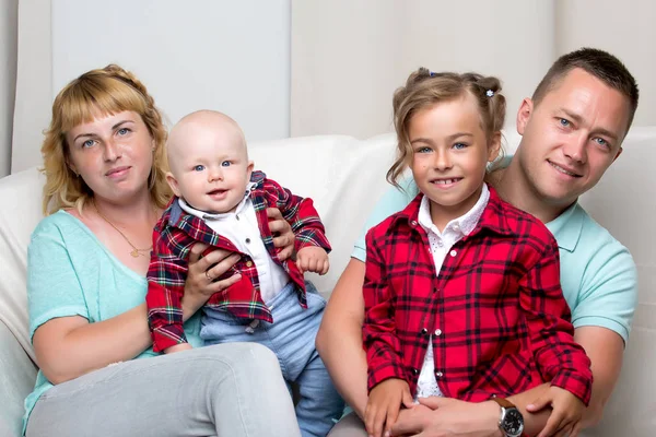 Glückliche Familie mit kleinen Kindern — Stockfoto