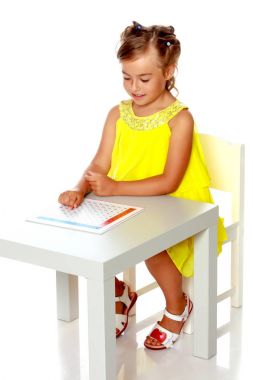 Küçük bir kız Montessori dersleri alıyor..