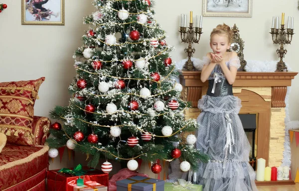 Küçük kız Noel ağacı süsle . — Stok fotoğraf