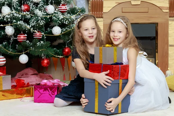 Gemelle ragazze con regali e albero di Natale . — Foto Stock