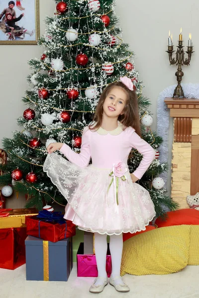 Noel ağacı, küçük kız. — Stok fotoğraf