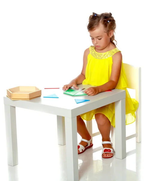 A little girl is studying Montessori stuff. — Stock Photo, Image
