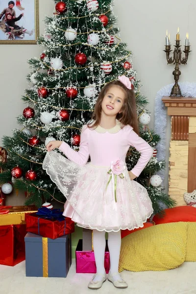 クリスマス ツリー前で小さな女の子. ロイヤリティフリーのストック写真