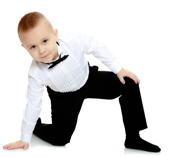 Niño pequeño con una camisa blanca y corbata . — Foto de Stock