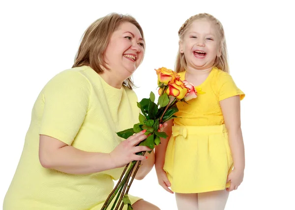 엄마와 딸의 차 장미 꽃다발과 함께. — 스톡 사진
