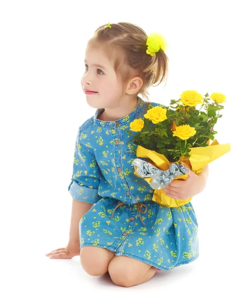 Mädchen mit einem Strauß gelber Blumen — Stockfoto