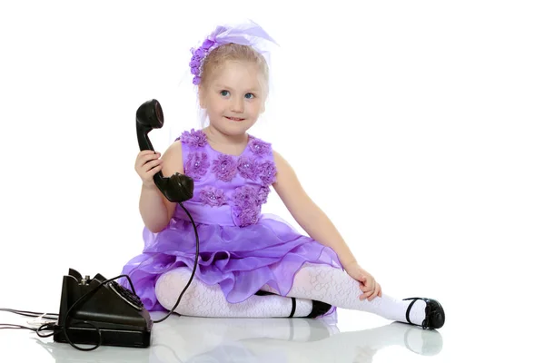 Dívka mluví ve starém telefonu. — Stock fotografie