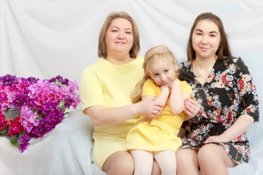 En büyük ve en küçük iki kızı annesiyle olduğunu.