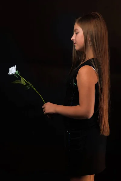 彼女は手に花を持つ 10 代の少女 — ストック写真