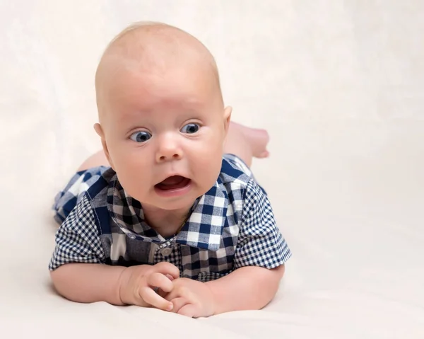 Un charmant bébé regarde la caméra . — Photo