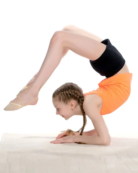 Una gimnasta realiza una postura de ejercicio en sus antebrazos. —  Fotos de Stock