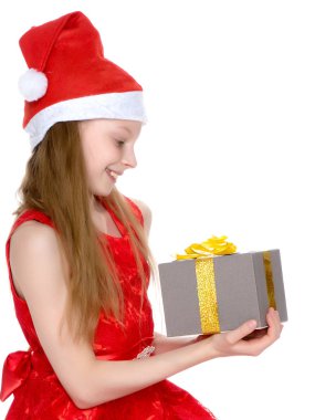Bir hediye Noel Baba şapkalı bir kız.