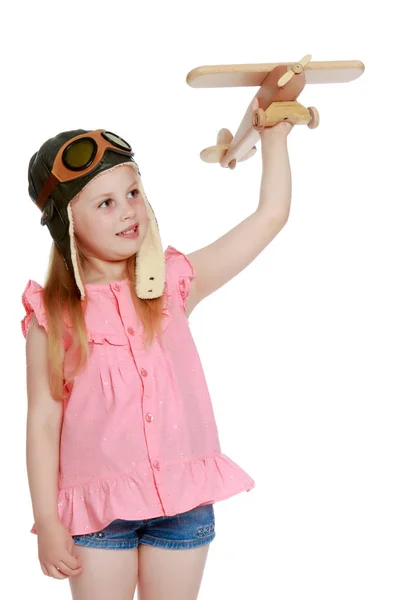 Niña está jugando con un avión —  Fotos de Stock