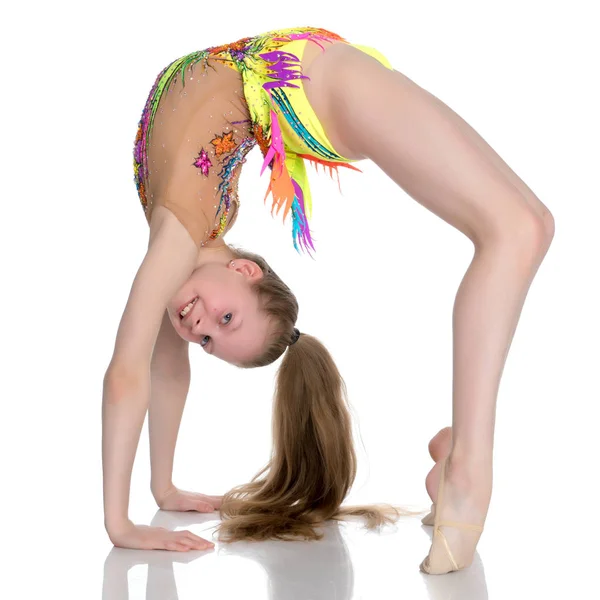 Gymnastka provádí most. — Stock fotografie