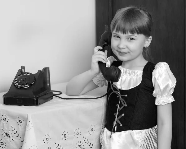Девушка разговаривает по старому телефону . — стоковое фото