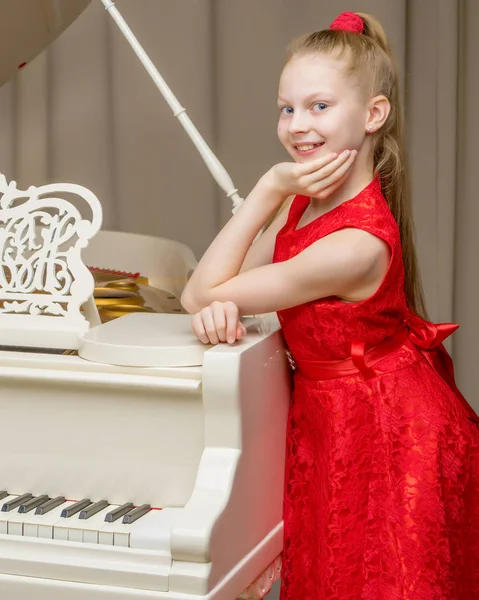Kız beyaz piyanonun başında..