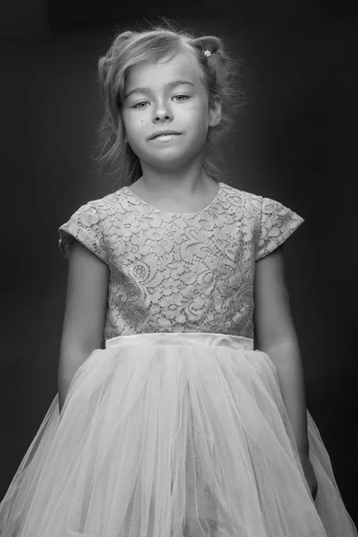 Menina em um fundo preto — Fotografia de Stock