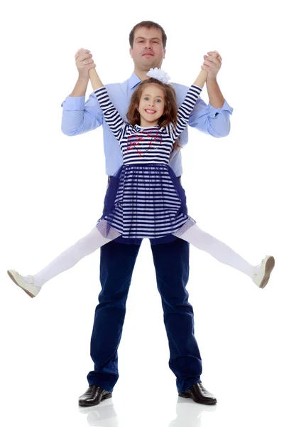 Papa hält Töchter an den Händen. — Stockfoto