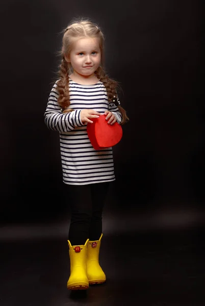 Κοριτσάκι που κρατάει μια καρδιά — Φωτογραφία Αρχείου