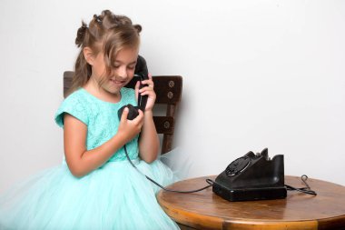Küçük bir kız eski telefondan arıyor..