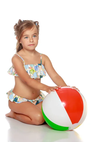 Petite fille en maillot de bain avec une balle — Photo