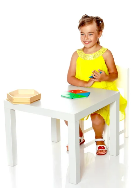 Una niña está estudiando cosas de Montessori.. — Foto de Stock