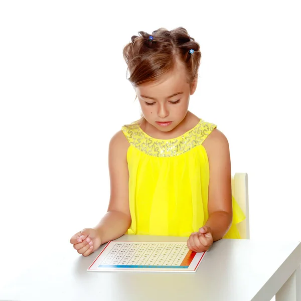 A little girl is studying Montessori stuff. — Stock Photo, Image