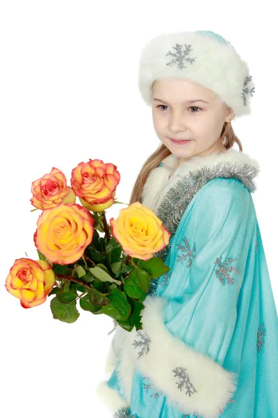 Bir buket çiçek ile kız kar kızlık. — Stok fotoğraf