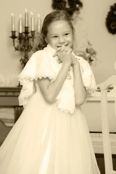 Schattig klein meisje met Kerstmis de open haard. — Stockfoto