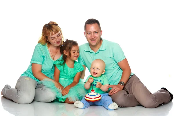 Glückliche Familie mit kleinen Kindern — Stockfoto