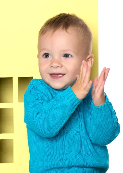 Mały chłopiec bawi się z kolorowych domów. — Zdjęcie stockowe
