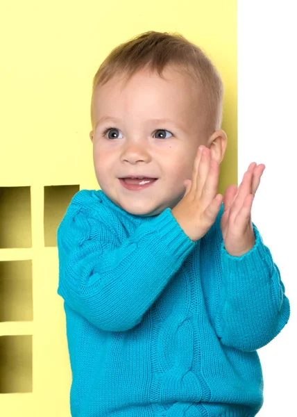 Een jongetje speelt met kleurrijke huizen. — Stockfoto