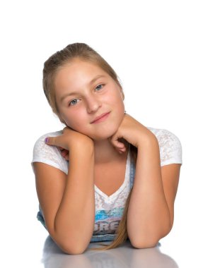 Bir genç kız yerde yatıyor