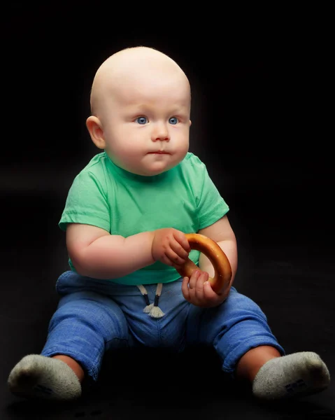 Kleine jongen op een zwarte achtergrond. — Stockfoto