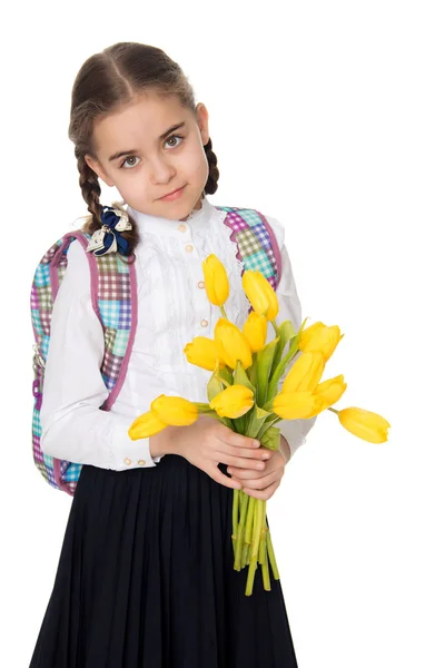 Een schoolmeisje met een boeket bloemen of een rugzak op haar sho — Stockfoto