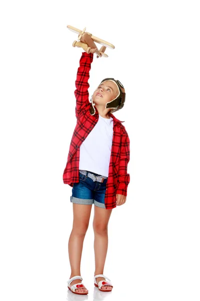 Kleines Mädchen mit einem Holzhobel in der Hand. — Stockfoto