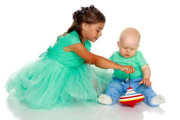 Uma menina com seu irmão brincando — Fotografia de Stock