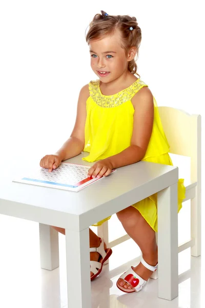 Uma menina está estudando coisas Montessori. — Fotografia de Stock