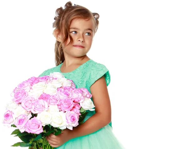 Klein meisje met een boeket bloemen — Stockfoto