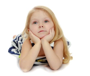 Yerde yatarken çizgili elbiseli kız.