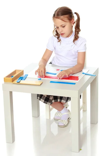 Egy kislány Montessori dolgokat tanul.. — Stock Fotó
