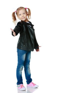 Küçük kız başparmağını kaldırıyor