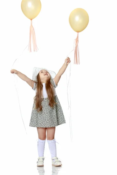 Niña está jugando con un globo —  Fotos de Stock