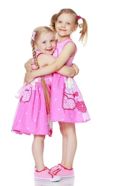 Two little girls hug. — Stock Photo, Image