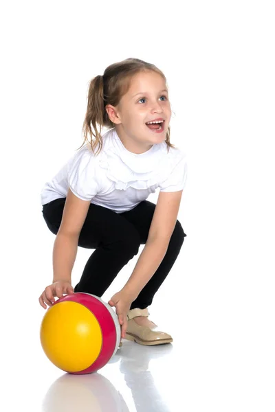 Petite fille joue avec une balle — Photo