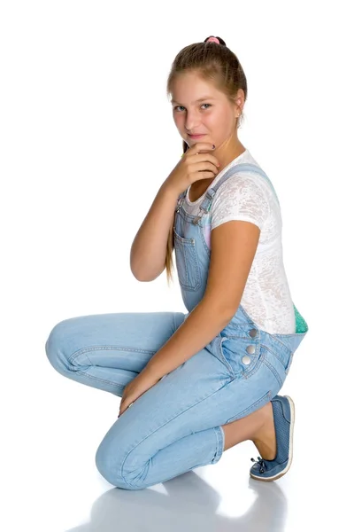 Дівчина-підліток сидить на підлозі . — стокове фото