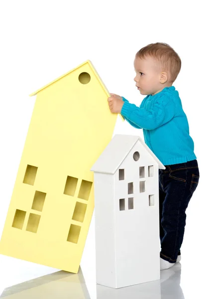 Маленький хлопчик грає з різнокольоровими будинками . — стокове фото