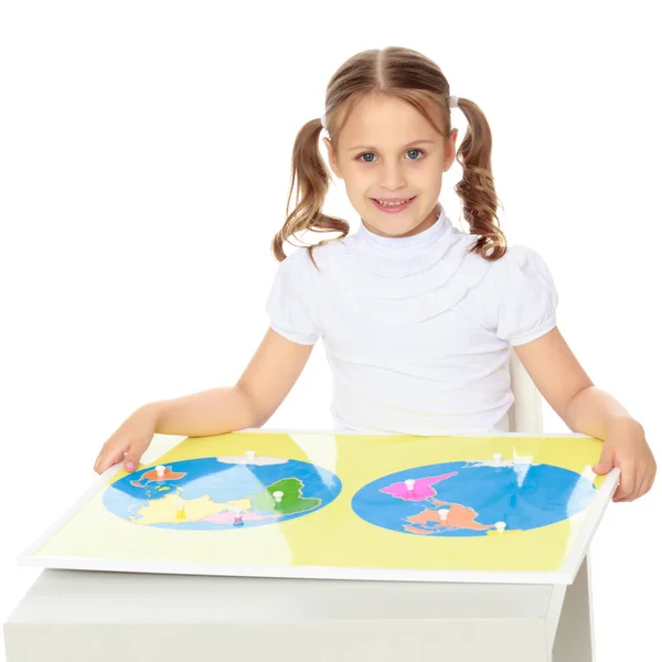 Uma menina está estudando coisas Montessori. — Fotografia de Stock