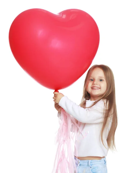 Bir kalp tutan küçük bir kız — Stok fotoğraf