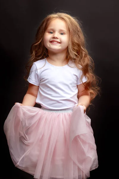 Hermosa Niña 5-6 Años. Fotos, retratos, imágenes y fotografía de archivo  libres de derecho. Image 89959457